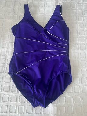 MIRACLESUIT Size 16 Horizon One PIECE SWIMSUIT $150 Retail Purple Slimming EUC!